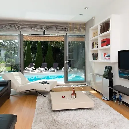 Luxury White Vila *