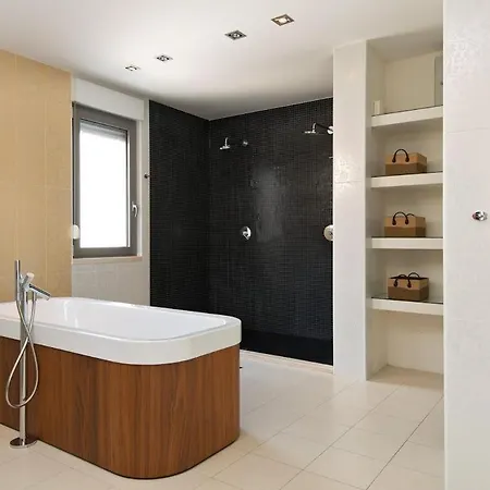 Vila Luxury White